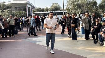 Aydın'da KPSS öncesi nüfus cüzdanını düşüren aday, babasının yardımıyla sınava girdi