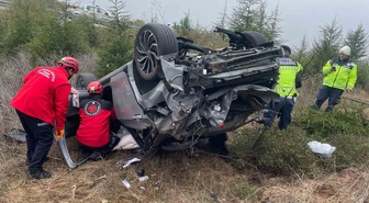 Balıkesir'de bariyerleri aşan otomobil şarampole uçtu, itfaiye 1 yaralıyı çıkardı