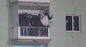 Bilet bulamayan Bursaspor taraftarı maçı stadın çevresindeki evlerde takip etti