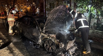 Edirne'de park halindeki otomobil motor yangınında kullanılamaz hale geldi