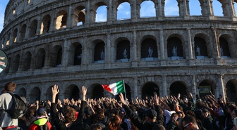İtalya'da yaşam maliyeti ve silahlanma protestosunda Roma'da polis tazyikli su sıktı
