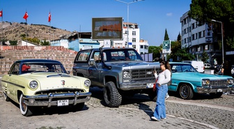 İzmir Klasik Otomobilciler Derneği'nin üyeleri klasik araçları Bergama'da sergiledi