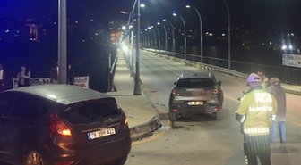 Karabük'te kavşakta çarpışan iki otomobilde 2 sürücü yaralandı