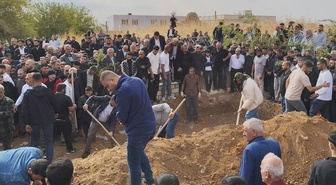 Su kanalına uçan otomobilde ölen 4'ü çocuk 6 kişi, yan yana toprağa verildi