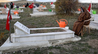 PKK'lı teröristlerin katlettiği 33 Yavi şehidi mezarları başında anıldı