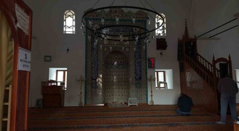 Simav'daki Nasuhağa Camii, 1789'dan günümüze taş işçiliğiyle ulaştı