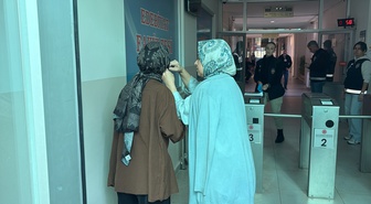 Sivas'ta KPSS Ortaöğretim oturumu başladı, küpesini çıkarmayı unutan adaya yardım edildi