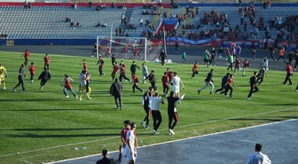 Son dakika golünde saha karıştı: Hepsi birden futbolculara koştu