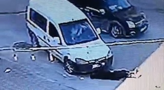 Adana'da iddiaya göre otomobilin önüne yatan şahıs, hafif ticari aracı kaçırdı