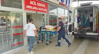 Adana Kozan'da otomobille çarpışan motosikletteki çift yaralandı, kaza kamerada