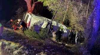 Antalya Kumluca'da dağcı grubunu taşıyan minibüs şarampole devrildi, 15 kişi yaralandı