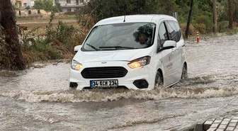 Aydın İncirliova'da sağanak bazı yolları su altında bıraktı, bazı evleri su bastı