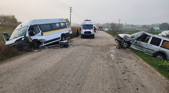 Balıkesir Susurluk'ta işçi minibüsü ile hafif ticari araç çarpıştı, 10 kişi yaralandı