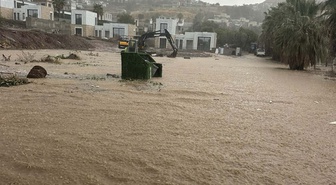 Bodrum'da sağanak sonrası yollar göle döndü! Koyunbaba'da iş yerlerini su bastı