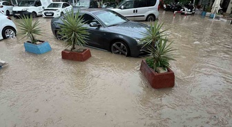 Çeşme'de şiddetli yağış cadde ve sokakları su altında bıraktı, araçlar suya gömüldü
