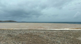 Datça'da sağanak sonrası denizin rengi kahverengiye döndü