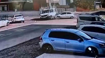 Düzce'de minibüs park halindeki otomobilin üzerine çıktı! Kaza anı kamerada: 3 yaralı