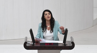 EMEP'li Karaca, İzmir'de Eğitim Sen yöneticilerinin okula alınmamasını bakanlara sordu