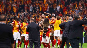 Galatasaray Fenerbahçe derbisini 2-1 kazanınca futbolcular taraftarla üçlü çektirdi