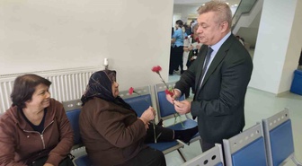 Hasta Hakları Günü'nde Hafsa Sultan Hastanesi'nde hastalara karanfil dağıtıldı