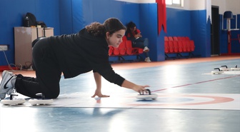 Isparta'da Floor Curling Turnuvası 50 ortaokul öğrencisinin katılımıyla başladı