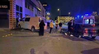 Kayseri'de minibüs otomobille çarpışıp dükkan camına çarptı, 2 kişi yaralandı