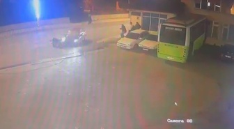 Kocaeli Kartepe'de otomobille çarpışan motosiklet sürücüsü yaralandı, anı kameraya yansıdı