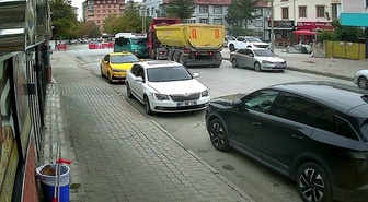 Konya Selçuklu'da hafriyat kamyonu minibüse çarptı, 10 kişi yaralandı