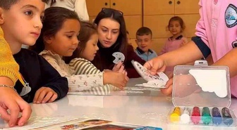 Sarıgöl'de üniversiteli kız öğrenciler ilkokul öğrencileriyle oyunlar oynadı