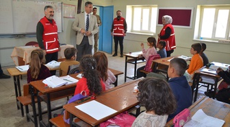 Türk Kızılay Muş Şubesinden öğrencilere giyim ve kırtasiye malzemesi desteği