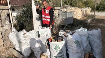 Van Muradiye'de Türk Kızılay yalnız yaşayan yaşlılara kömür ve odun ulaştırıyor