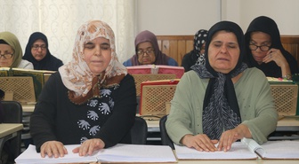 Adana'da görme engelli Fatma Çetin 7, ablası Türkan Alçin 8 kez hatmetti