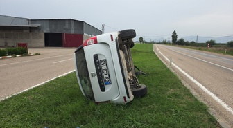 Adana Kozan'da refüje çarpıp devrilen cipte 3 kişi yaralandı ve hastaneye kaldırıldı