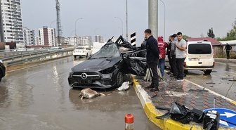 Adana Seyhan'da kontrolden çıkan otomobil yön levhası direğine çarptı, sürücü öldü