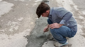 Adıyaman'da bozuk yolu vatandaşlar kendi imkanlarıyla harç dökerek onarmaya çalıştı