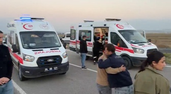 Ağrı Patnos'ta düğün davetiyesi götüren araç takla attı, 3'ü çocuk 6 kişi yaralandı
