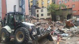 Ankara Altındağ'da riskli eğlence mekanı ve 2 büfe tahliye edilip yıkıldı