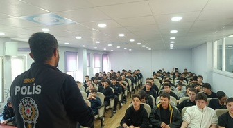 Bilecik polisi 110 öğrenci ve 180 veliye okul saldırılarını, siber zorbalığı anlattı