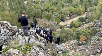 Çağlayancerit'te yoldan aşağıya düşen araçta 1 kişi yaralandı