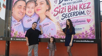 Denizli'de engelli babadan eşine ve kızına billboardlı sürpriz! Fotoğrafları görünce gözyaşlarını tutamadı