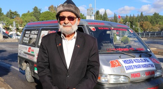 Denizli'den yola çıkan Elmacı Dede, İzmir'deki topçu tugayına elma ve üzüm götürdü