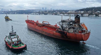 Dronla vurulan tanker İstanbul Boğazı'ndan geçti! Boğaz gemi trafiğine çift yönlü kapatıldı