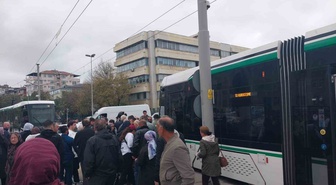 İzmit'te Milli İrade Meydanı'nda tramvay 2 kadına çarptı, biri ağır yaralandı