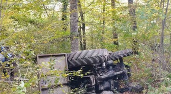 Karabük Yenice'de odun çekerken devrilen traktörün altında kalan sürücü öldü.