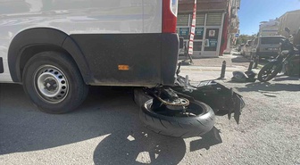 Karaman'da 20 metre sürüklenen motosiklet minibüsün altına girdi, yolcu yaralandı