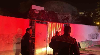 Karaman'da Süleyman Bey Hamamı'nın bahçesindeki yangın itfaiye ekiplerince söndürüldü