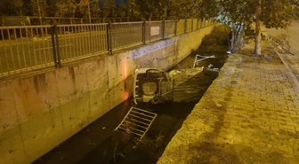 Kayseri Melikgazi'de kontrolden çıkan otomobil kanala uçtu, 2 kişi yaralandı