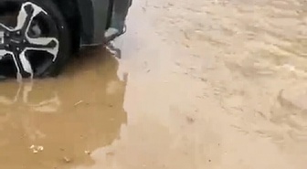 Muğla Datça'da dünden beri süren sağanak İskele Mahallesi'nde yolları su altında bıraktı