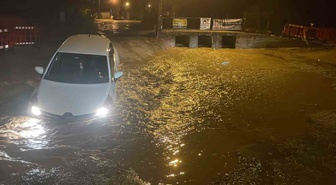 Muğla'da sağanak yolu çökertti! Seyir halindeki otomobil çukura düştü, içindekiler kendi imkanlarıyla çıktı