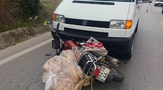 Ödemiş'te Birgi yolunda panelvanla çarpışan motosiklet sürücüsü yaralandı